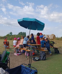 Eine Schulklasse zu Besuch bei den Schäferhunden von Familie Weiß in Groß-Gerau